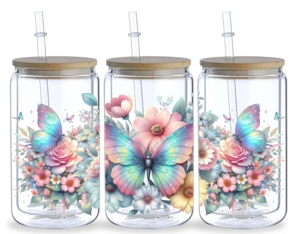 Drei 16 oz Glasbecher mit Bambusdeckel und Glastrinkhalm, verziert mit pastellfarbenen Schmetterlingen und floralen Motiven. Die detailreichen Blumen und die farbenfrohen Schmetterlinge verleihen den Bechern eine fröhliche und elegante Ausstrahlung, ideal